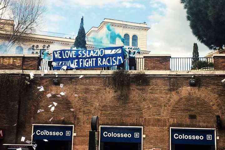 Laziali contro il razzismo, l’azione dei tifosi al Colosseo
