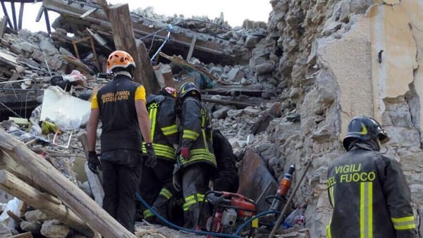 Spaventoso terremoto nel centro Italia: tante vittime e interi paesi distrutti