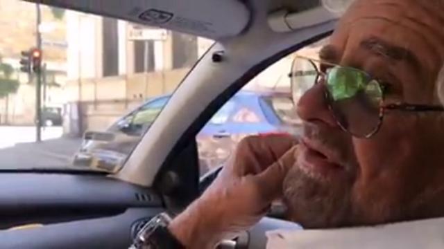 Beppe Grillo: giro per le strade di Roma e… gaffe sulle buche