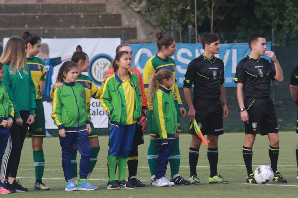 Un altro calcio è possibile – Scuola calcio femminile. La storia gialloverde di Alessandra Celi, mamma della piccola Zemka!
