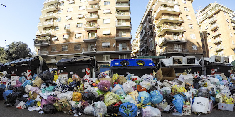 Allarme rifiuti a Roma: con l’arrivo dell’estate è emergenza