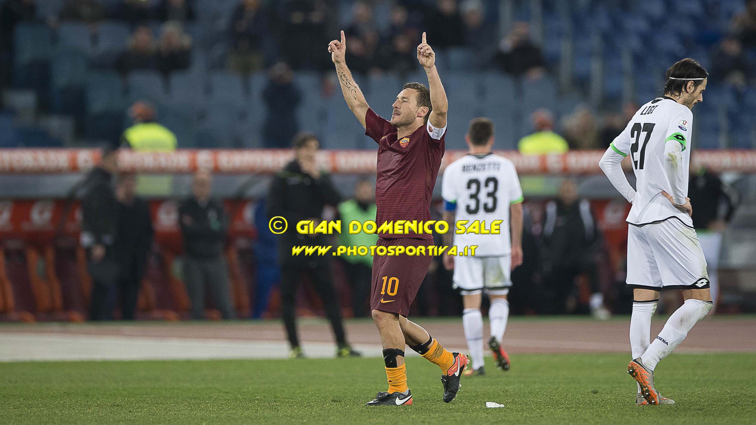 Coppa Italia, è Totti a salvare la Roma grazie al gol allo scadere contro il Cesena