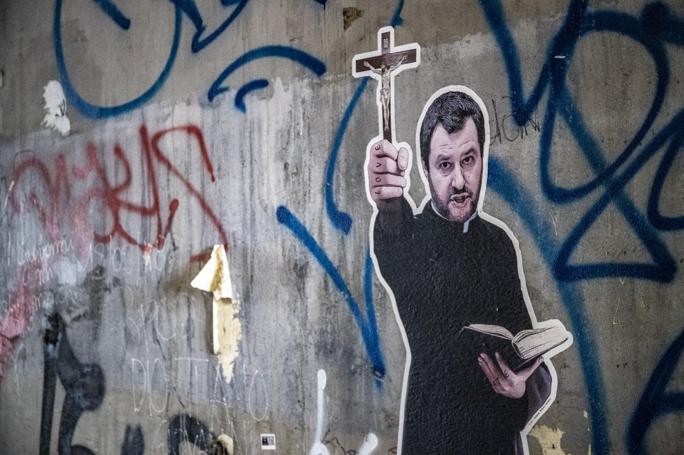 Nuovo Murale nella Capitale: Salvini nei panni di un prete esorcista