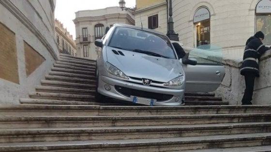 Incredibile a Trinità dei Monti: un’automobile sulla scalinata