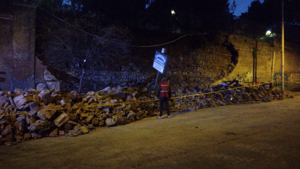 Crolla a San Lorenzo una parte del muro di Villa Mercede