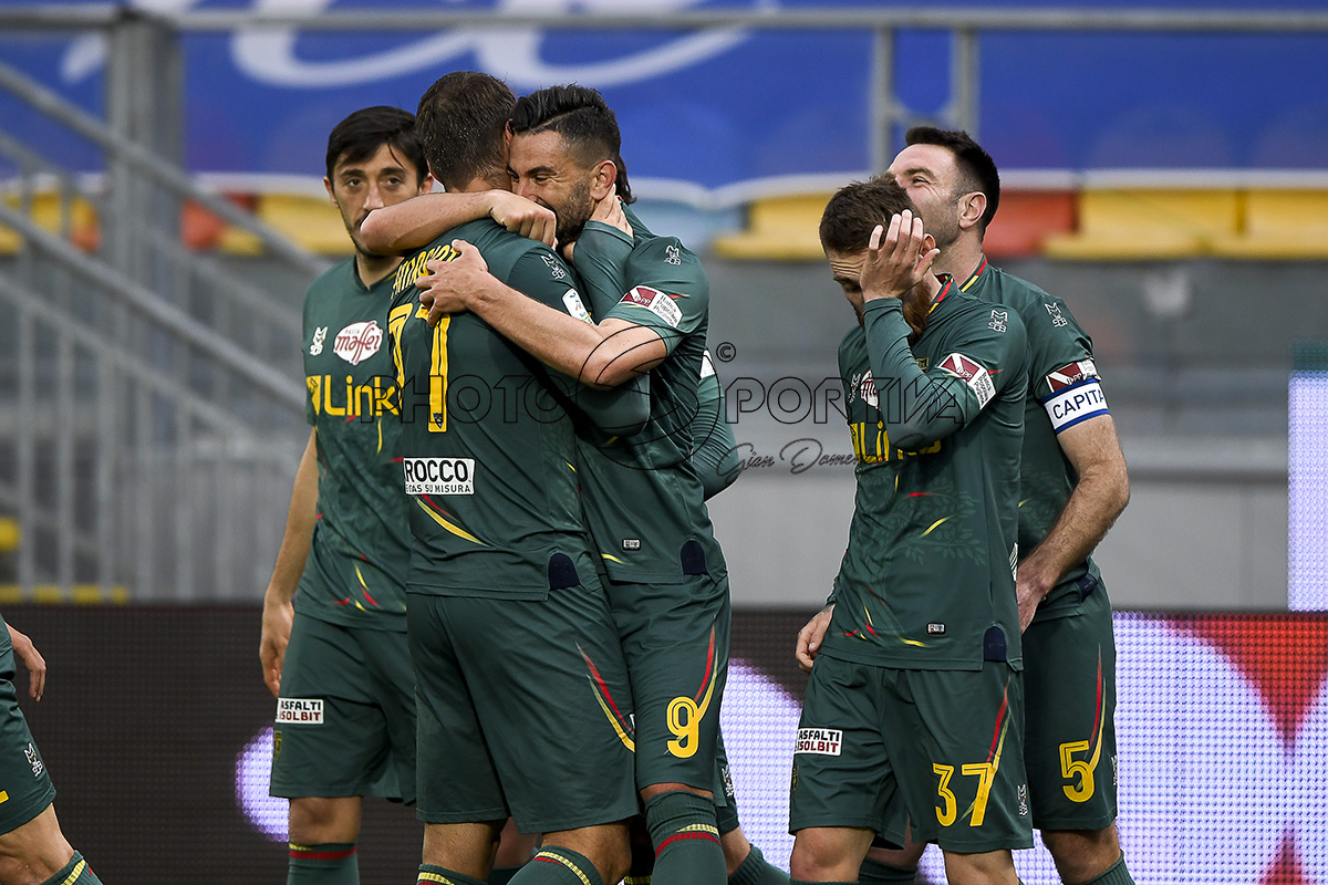 Serie B | Spettacolo Lecce, Frosinone annichilito