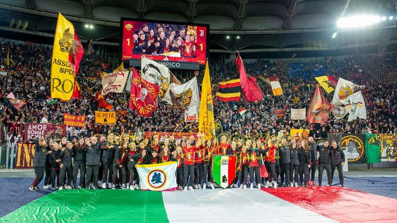 La Roma femminile celebra lo scudetto allo Stadio Olimpico prima di Roma-Juventus